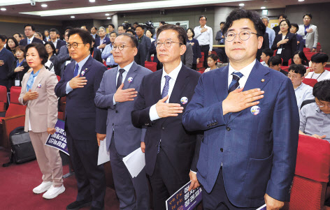 29일 국회에서 열린 더민주전국혁신회의 총선 평가 및 조직 전망 논의 간담회에서 참석자들이 국민의례를 하고 있다. 왼쪽부터 추미애 당선인, 우원식 의원, 강위원 당대표 정무특보(더민주전국혁신회의 공동대표), 정성호 의원, 박찬대 의원. [연합]