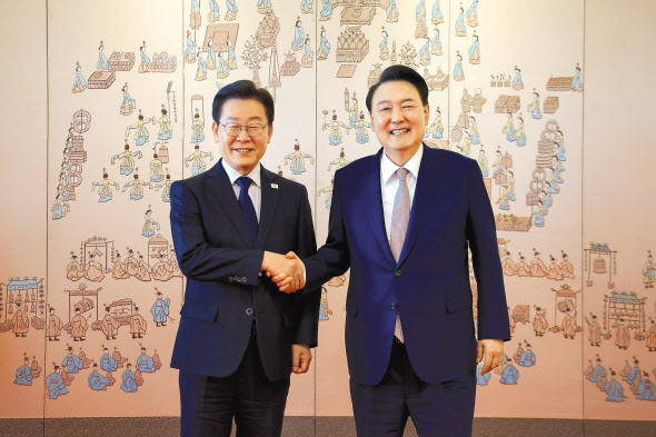 윤석열(오른쪽) 대통령과 이재명 더불어민주당 대표가 29일 서울 용산 대통령실 청사에서 열린 영수회담 종료 뒤 기념촬영을 하고 있다. [연합]