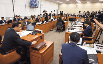 주호영 국회 연금개혁 특별위원회위원장이 30일 오전 서울 여의도 국회에서 열린 연금개혁 특별위원회 전체회의에서 회의 시작을 알리는 의사봉을 두드리고 있다. 이상섭 기자