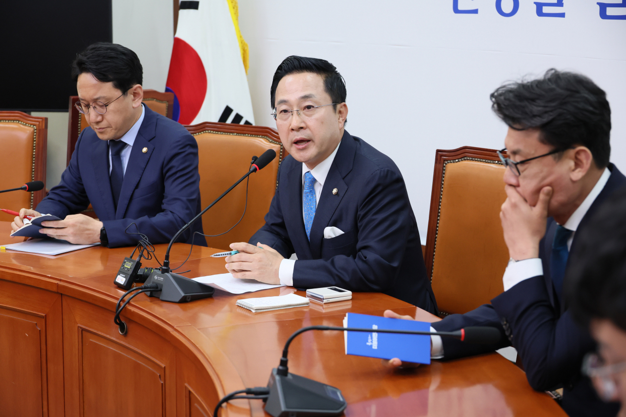 박성준 더불어민주당 수석대변인이 지난 29일 국회 당 대표회의실에서 영수회담 결과에 대해 브리핑하고 있다. 왼쪽부터 천준호 대표비서실장, 박 대변인, 진성준 정책위의장. [연합]