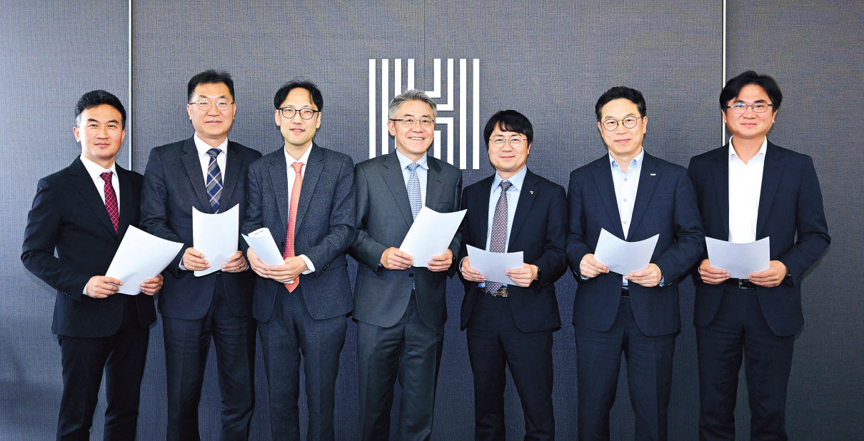 2024 헤럴드경제 자본시장대상 심사위원회가 지난 24일 서울 용산구 헤럴드스퀘어에서 개최됐다. 이날 심사위원회를 통해 한국투자증권이 올해의 자본시장대상에 선정되는 영예를 안았다. 사진 왼쪽부터 황세운 자본시장연구원 선임연구위원, 최정철 한국예탁결제원 증권파이낸싱본부장, 정현직 금융위원회 자본시장조사과장, 안희준 심사위원장(성균관대 교수), 천성대 금융투자협회 증권선물본부 상무, 정규일 한국거래소 유가증권시장본부장보, 신창훈 헤럴드경제 편집국장. 서재완 금융감독원 자본시장국장은 온라인으로 심사에 참여했다. 박해묵 기자