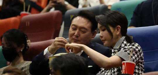 윤석열 대통령 부부가 2022년 6월 12일 오후 서울 시내 한 영화관에서 영화 ‘브로커’를 관람하고 있다. [대통령실 제공]