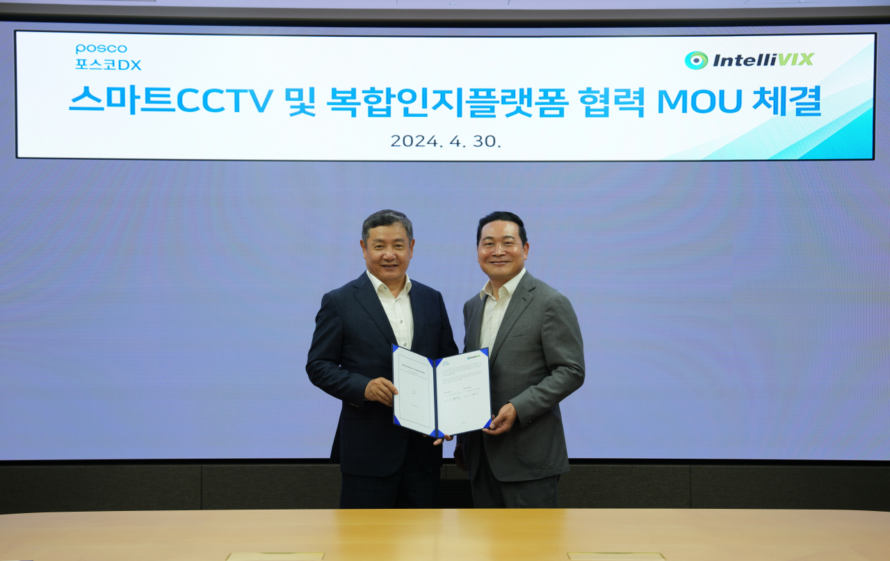 정덕균(왼쪽) 포스코DX 사장과 최은수 인텔리빅스 대표이사가 포스코DX 판교사옥에서 '스마트CCTV 및 복합인지플랫폼 협력'을 위한 업무협약(MOU)을 체결한 후 기념 촬영을 하고 있다. [포스코DX 제공]