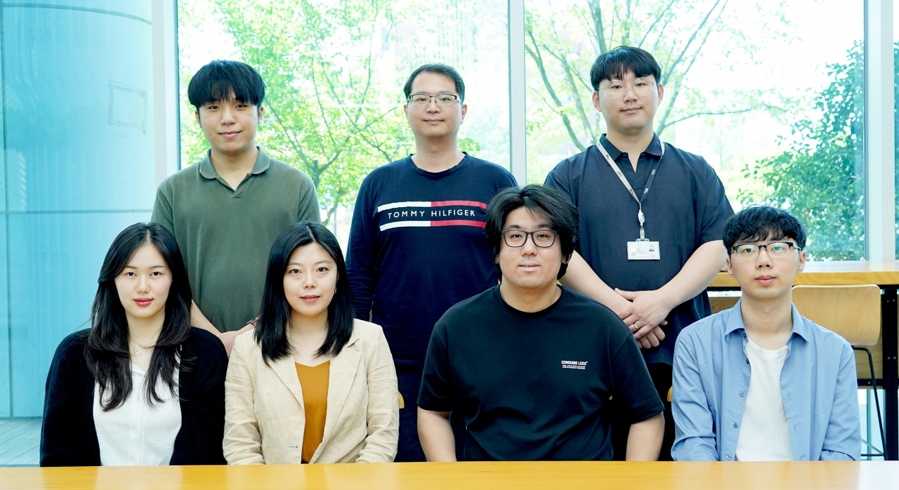 이주형(앞줄 오른쪽부터 시계방향으로) 전기전자컴퓨터공학부 석박사통합과정, 정현호 교수, 박사과정 김도은 학생, 석박사통합과정 마지영 학생, 석박사통합과정 김규린 학생, 한장환 박사후연구원, 석박사통합과정 김현민 학생.[GIST 제공]
