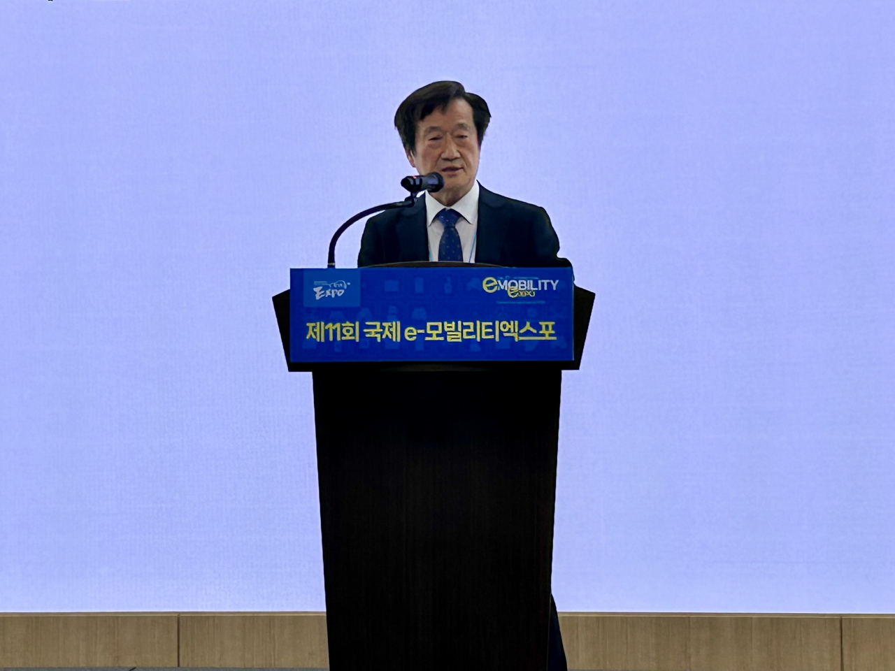 김재홍 서울미디어대학원대학교 석좌교수가 30일 제주 국제컨벤션센터에서 한국ESG학회가 주최한 제3회 세계ESG포럼에서 기조강연을 하고 있다. [김은희 기자]