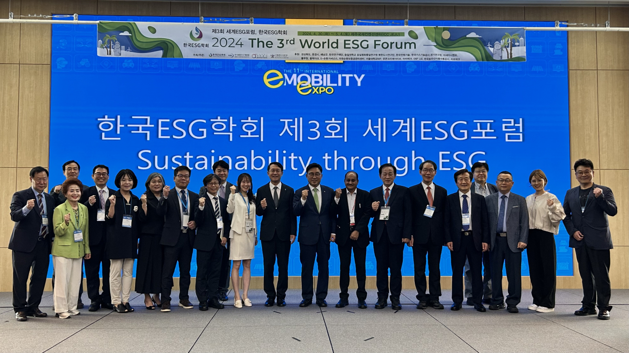 김재홍(오른쪽 다섯번째부터) 서울미디어대학원대학교 석좌교수와 고문현 한국ESG학회장(숭실대 법대 교수) 등 주요 관계자가 30일 제주 국제컨벤션센터에서 한국ESG학회가 주최한 제3회 세계ESG포럼에서 기념촬영을 하고 있다. [김은희 기자]