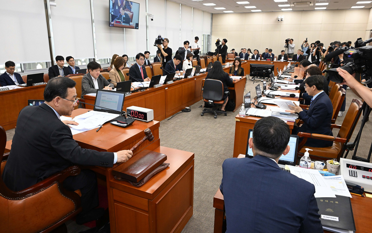 주호영 국회 연금개혁 특별위원회위원장이 30일 오전 서울 여의도 국회에서 열린 연금개혁 특별위원회 전체회의에서 회의 시작을 알리는 의사봉을 두드리고 있다. 이상섭 기자