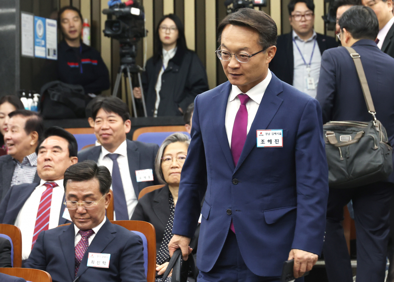 조해진 국민의힘 의원이 19일 국회에서 열린 원외조직위원장 간담회에 입장하고 있다. 이날 간담회에는 4·10 총선 수도권 낙선자들을 비롯한 원외 조직위원장들이 참석했다. [연합]