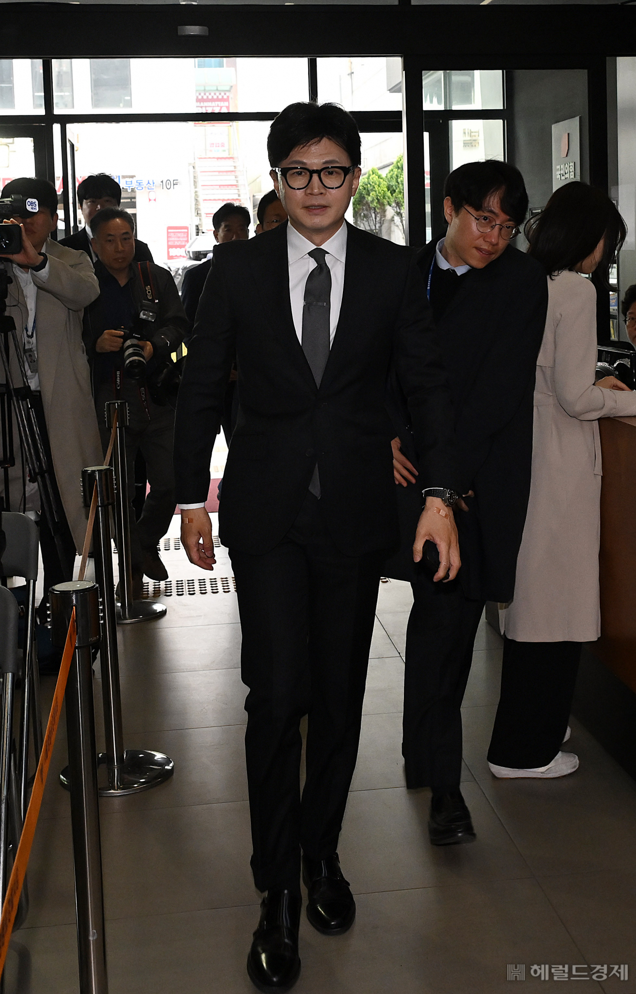 제22대 국회의원 선거를 이끌었던 한동훈 국민의힘 비상대책위원장 겸 총괄선거대책위원장이 ‘총선 참패’에 대한 기자회견을 하기위해 11일 오전 서울 여의도 중앙당사로 들어가고 있다. 이상섭 기자