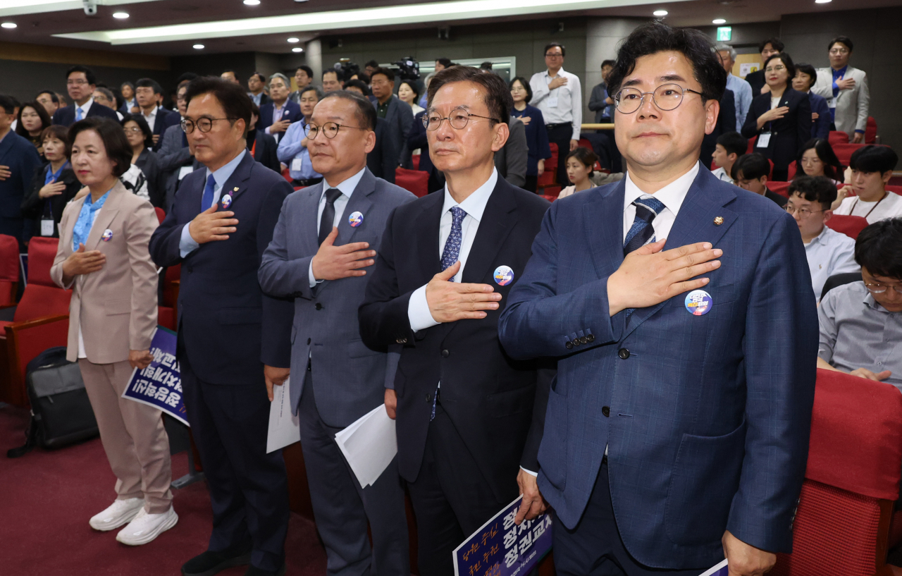 29일 국회에서 열린 더민주전국혁신회의 총선 평가 및 조직 전망 논의 간담회에서 참석자들이 국민의례를 하고 있다. 왼쪽부터 추미애 당선인, 우원식 의원, 강위원 당대표 정무특보, 정성호, 박찬대 의원. [연합]