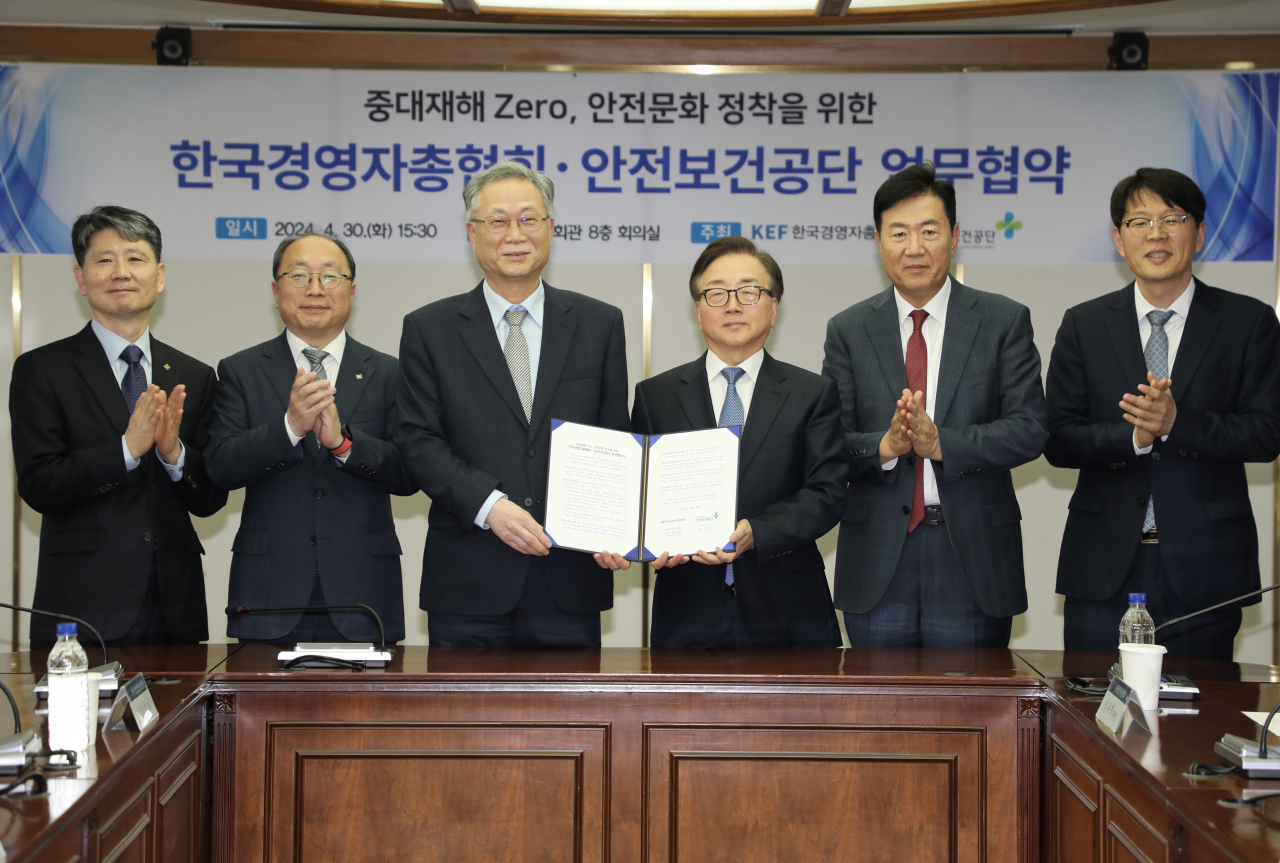 김인성(왼쪽부터) 안전보건공단 산업안전실장, 이동원 안전보건공단 기획조정실장, 안종주 안전보건공단 이사장, 이동근 경총 상근부회장, 류기정 경총 총괄전무, 임우택 경총 안전보건본부장. [경총 제공]