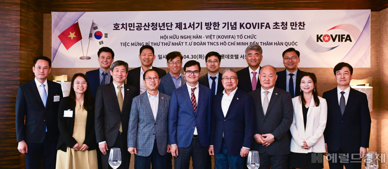 사단법인 한국-베트남친선협회가 30일 오후 서울 중구 소공동 롯데호텔에서 '호치민공산청년당 제1서기 방한 기념 KOVIFA 초청 만찬'을 개최한 가운데 정원주 헤럴드 회장, 이신재 KOVIFA 회장, 부이 꽝 후이 호치민공산당청년단 제1서기 겸 베트남국가청년위원장을 비롯한 참석자들이 기념촬영을 하고 있다. 박해묵 기자