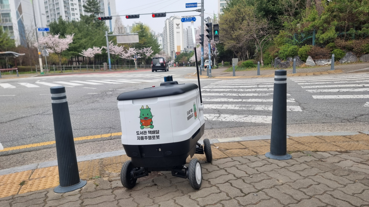 용인특례시가 선보인 자율주행로봇을 활용한 책 배달 서비스.