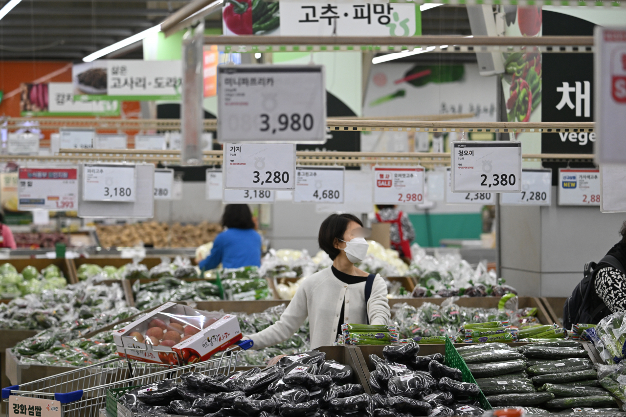 서울 서초구 하나로마트 양재점에서 시민들이 야채를 살펴보고 있다. 임세준 기자
