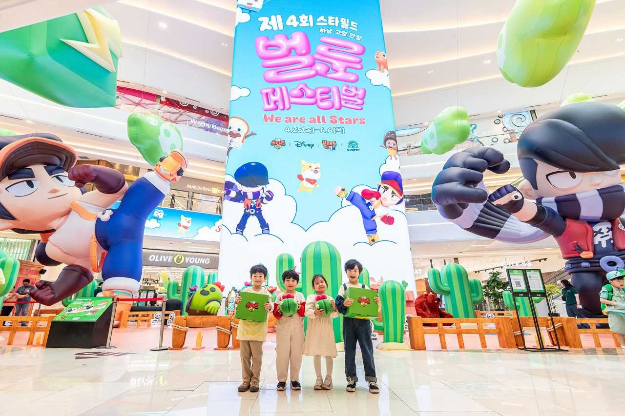 어린이 모델들이 스타필드 하남에서 진행 중인 ‘제4회 벌룬 페스티벌’ 쇼다운 인 스타필드에서 사진 촬영을 하고 있다. [스타필드 제공]