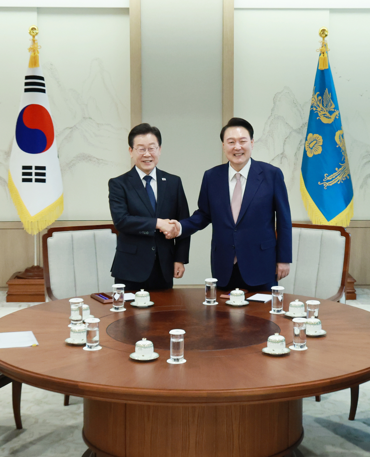 [서울=뉴시스] 전신 기자 = 윤석열 대통령이 29일 서울 용산 대통령실 청사에서 이재명 더불어민주당 대표와 만나 회담에 앞서 악수하고 있다. (대통령실통신사진기자단) 2024.04.29. photo1006@newsis.com