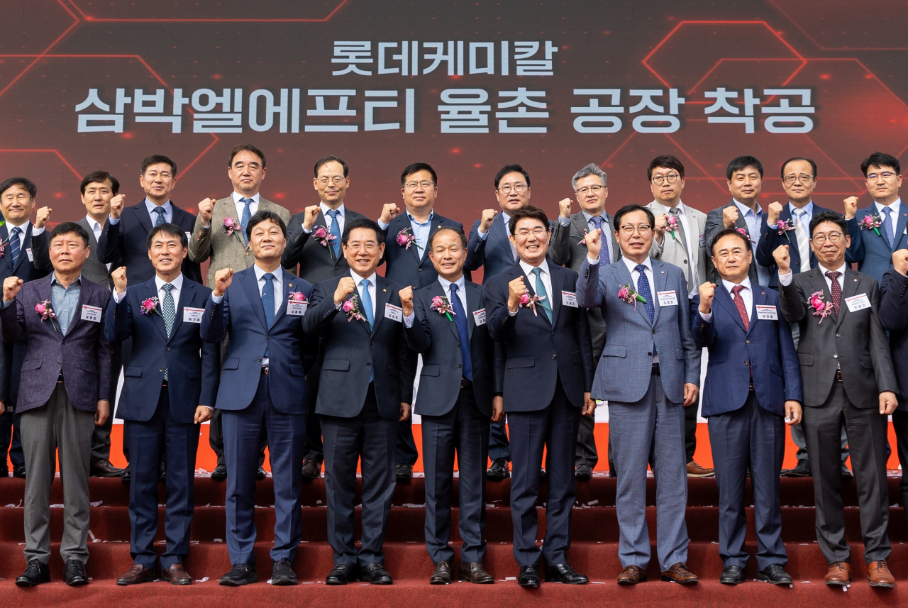 지난달 30일 진행된 삼박LFT 신규 공장 착공식에서 김영록(왼쪽 네번째부터) 전남도지사,이훈기 롯데케미칼 총괄대표이사, 노관규 순천시장, 이영준 롯데케미칼 첨단소재사업 대표 등이 참석했다. [롯데케미칼 제공]