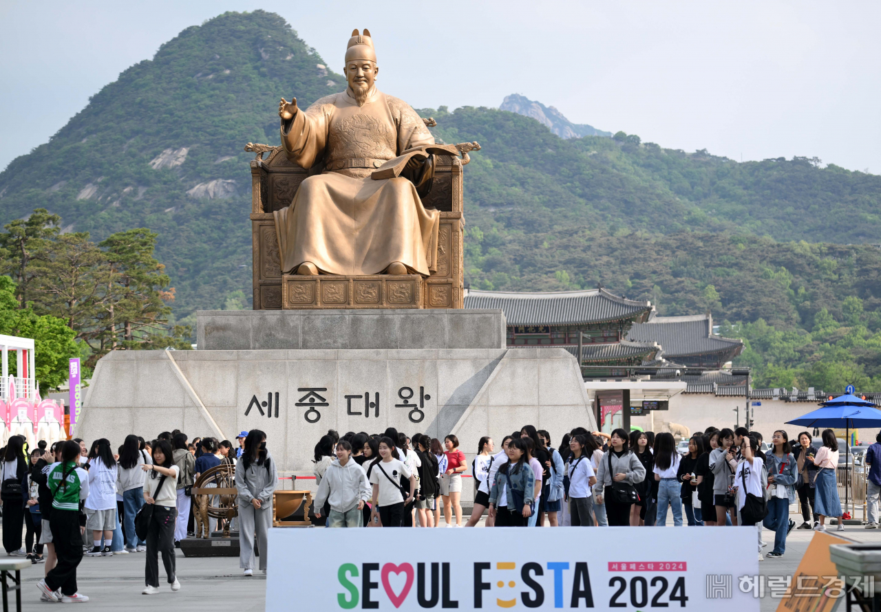 근로자의 날인 1일 오전 서울 종로구 광화문 광장에 사람들이 지나가고 있다. 5월 1일은 '근로자의 날 제정에 관한 법률'에 따른 근로자의 날이다. 근로기준법상 근로자라면 사업장 규모와 업종 등에 관계없이 모두 적용받는 유급 휴일이다. 사진은 서울페스타 2024가 열린 1일 오전 서울 광화문광장에 마련된 서울페스타 행사장 앞. 이상섭 기자