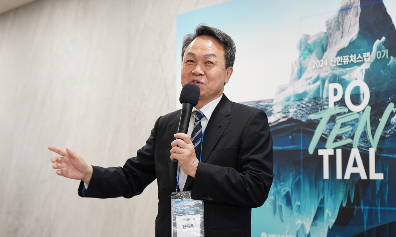 4월 30일 오후 서울 삼성동 신한벤처투자 본사에서 열린 ‘신한 퓨처스랩’ 10기 웰컴데이에 참석한 진옥동 신한금융그룹 회장이 환영사를 전하고 있다.[신한금융그룹 제공]