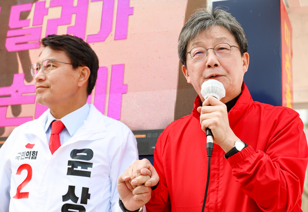 유승민 국민의힘 전 의원(오른쪽)이 지난 총선 인천 동·미추홀을에 출마한 윤상현 후보의 손을 꼭 잡고 지지 발언을 하고 있다. [연합]
