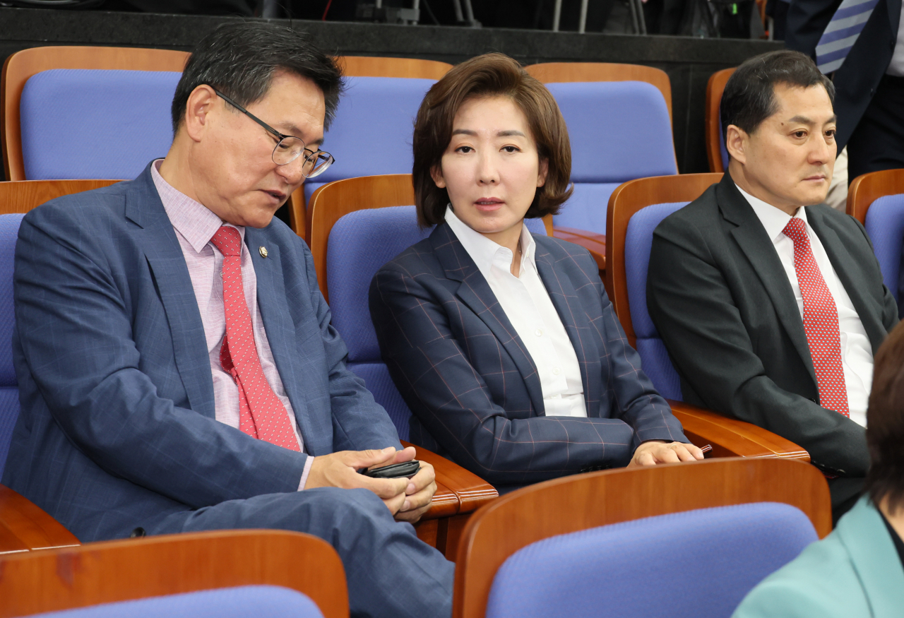 국민의힘 이헌승 의원과 나경원 당선인이 29일 국회에서 열린 제22대 국회의원 당선자 총회에서 대화하고 있다. 오른쪽은 박대출 의원. [연합]