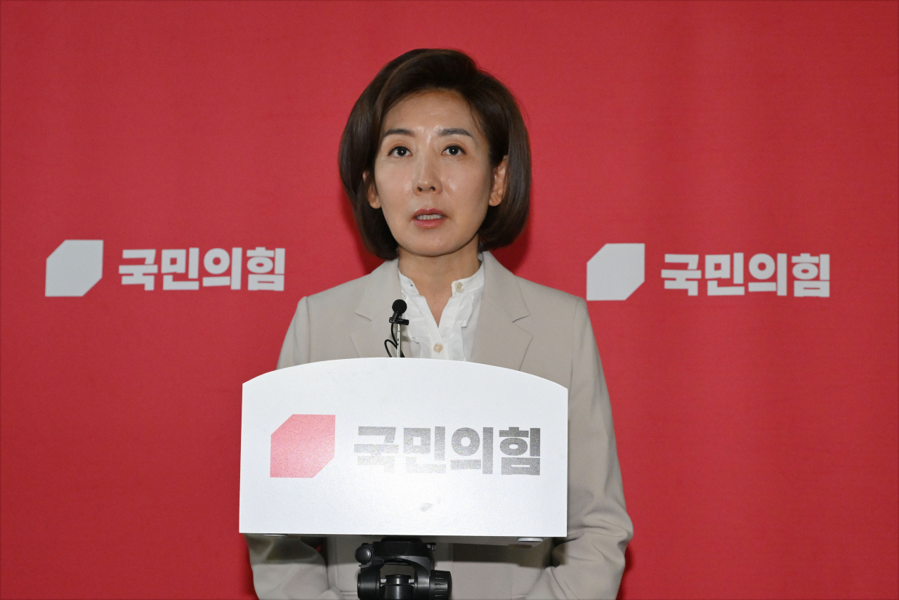 국민의힘 나경원 당선인이 23일 국회에서 열린 4선 이상 중진 간담회를 마친 뒤 취재진 질문에 답하고 있다. [연합]
