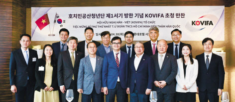 정원주 대우건설 회장, 이신재 KOVIFA 회장, 부이 꽝 후이 호찌민공산당청년단 제1서기 겸 베트남국가청년위원장을 비롯한 참석자들이 기념촬영을 하고 있다. 박해묵 기자