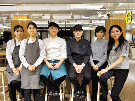 ‘그래잇’의 총괄 매니저인 김민지(오른쪽부터) 영양사와 엘리시안 소속 김은희 영양사, 아워홈 소속 라병현 조리사, 정승원 엘리시안 점장, 박희수 아워홈 점장, 아워홈 소속 권윤정 영양사 김은희 기자