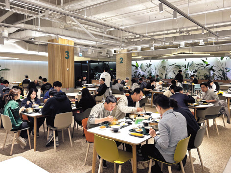 서울 강남구 테헤란로 GS타워 지하에 있는 GS그룹 사원식당 ‘그래잇’에서 임직원이 점심식사를 하고 있다. 김은희 기자