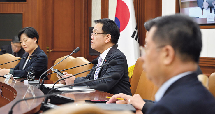 최상목(가운데) 경제부총리 겸 기획재정부 장관이 1일 오전 서울 종로구 정부서울청사에서 열린 비상경제장관회의 겸 물가관계장관회의에 참석해 모두발언을 하고 있다. 임세준 기자