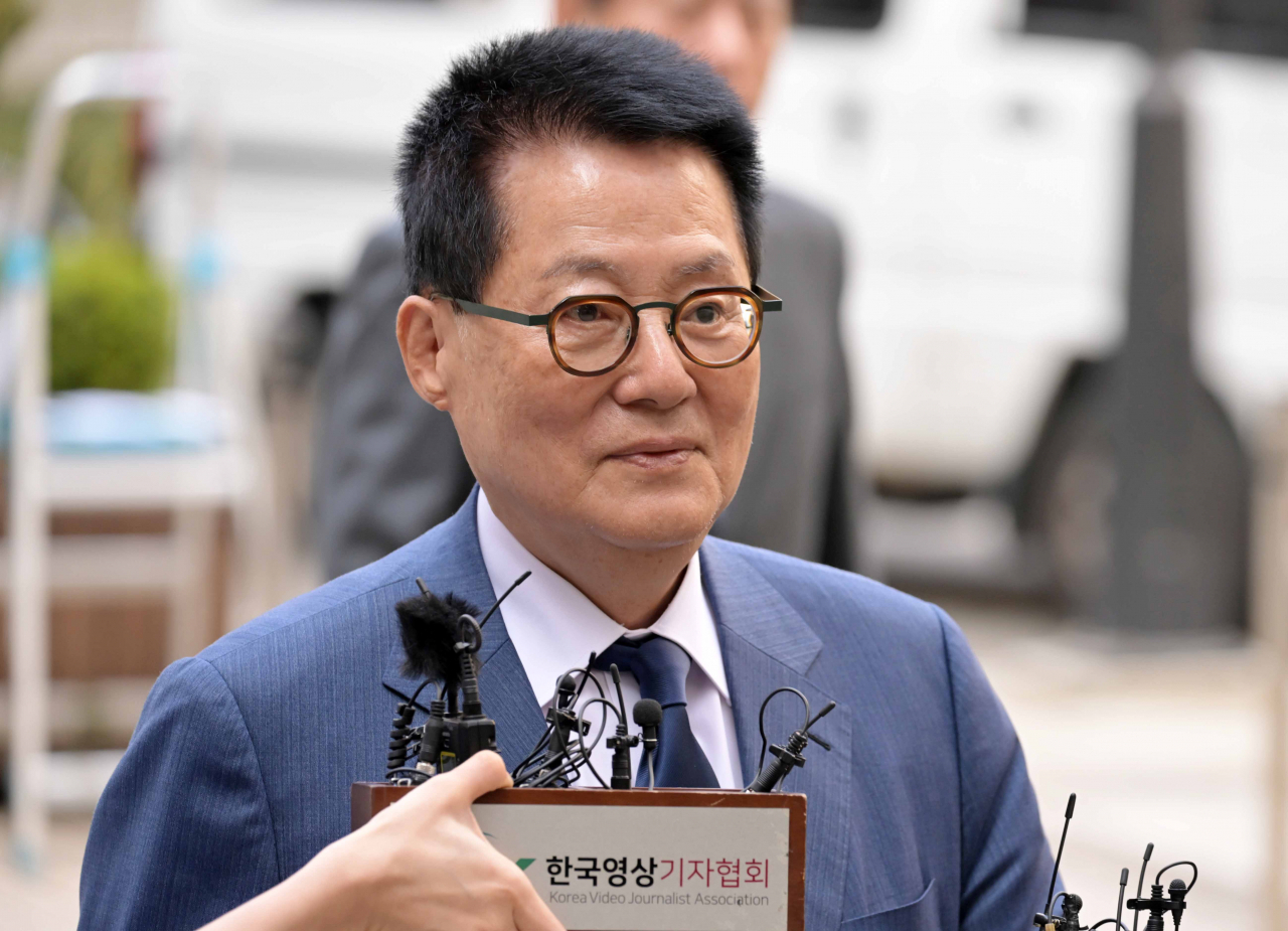박지원 전 국가정보원장이 지난해 3월 31일 서울 서초구 서울중앙지방법원에서 열린 1심 2회 공판에 출석하고 있다. 이상섭 기자