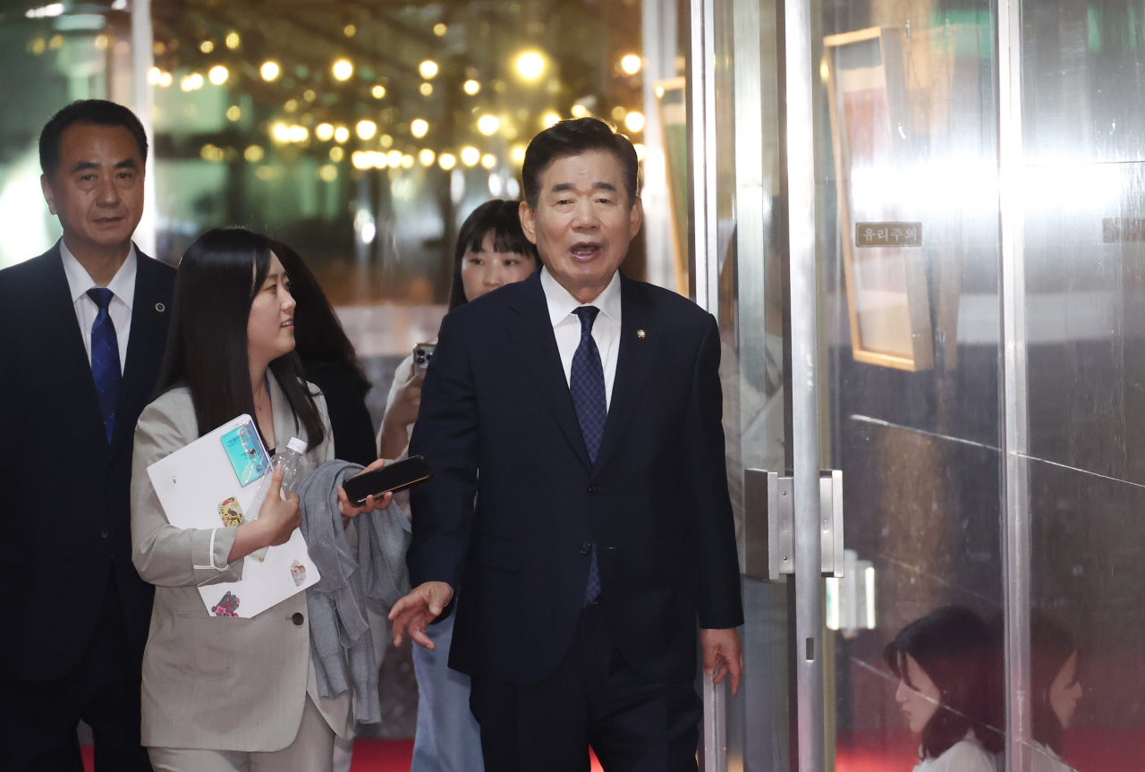 김진표 국회의장이 30일 국회 의장실에서 열리는 여야 원내대표 회동에 입장하고 있다. [연합]