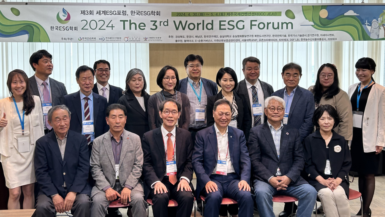 고문현(앞줄 왼쪽 세번째부터) 한국ESG학회장(숭실대 법대 교수)과 강태성(앞줄 왼쪽 네번째) 블랙야크 회장 등 주요 관계자가 지난달 30일 제주 국제컨벤션센터에서 열린 제3회 세계ESG포럼에서 기념촬영을 하고 있다. [김은희 기자]