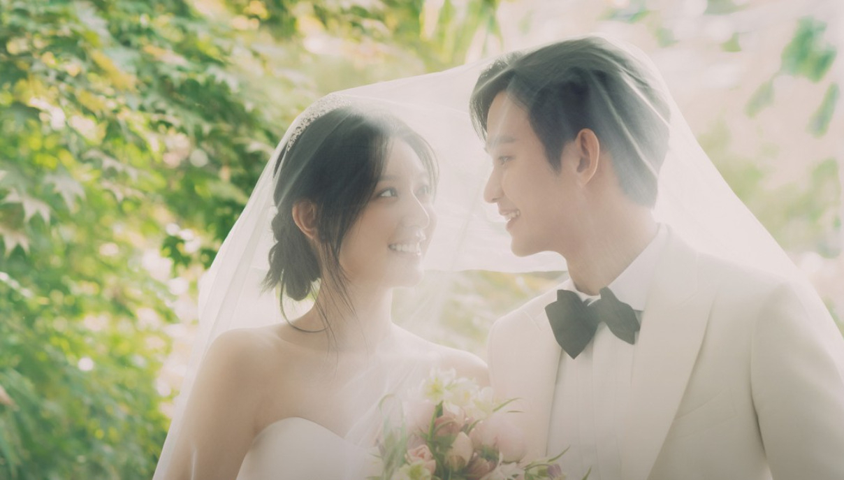 "Queen of Tears," starring Kim Ji-won (left) and Kim Soo-hyun (tvN)