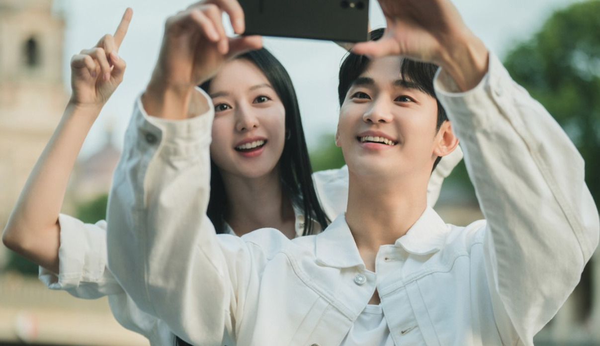 "Queen of Tears," starring Kim Ji-won (left) and Kim Soo-hyun (tvN)