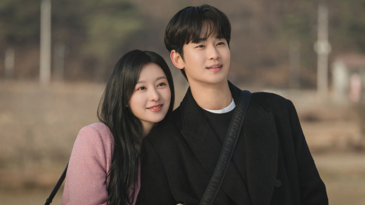 "Queen of Tears," starring Kim Ji-won (left) and Kim Soo-hyun (tvN)
