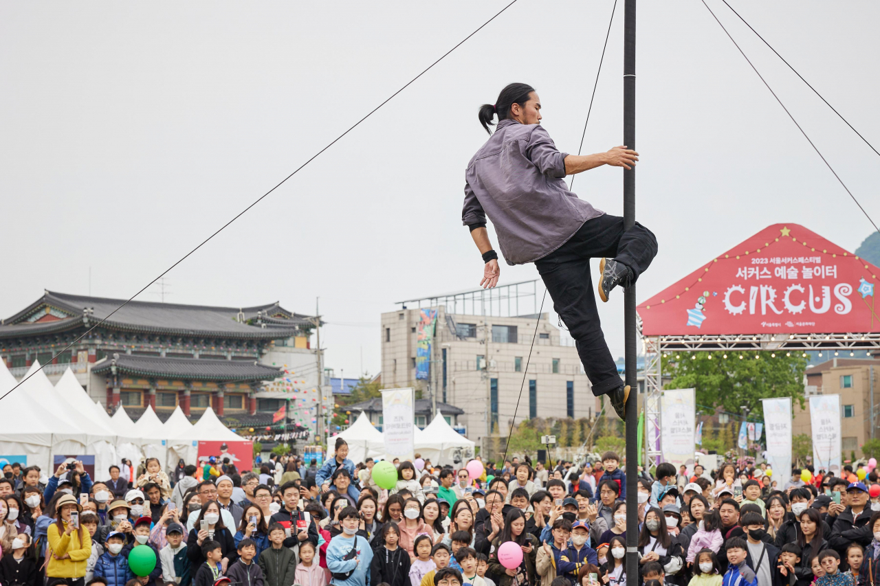 서울시는 5월 가정의 달과 어린이날을 맞아 서울 시내 곳곳에서 100여개의 다양한 축제와 문화행사를 선보인다. 사진은 지난해 5월 열린 서커스 페스티벌.[서울시 제공]