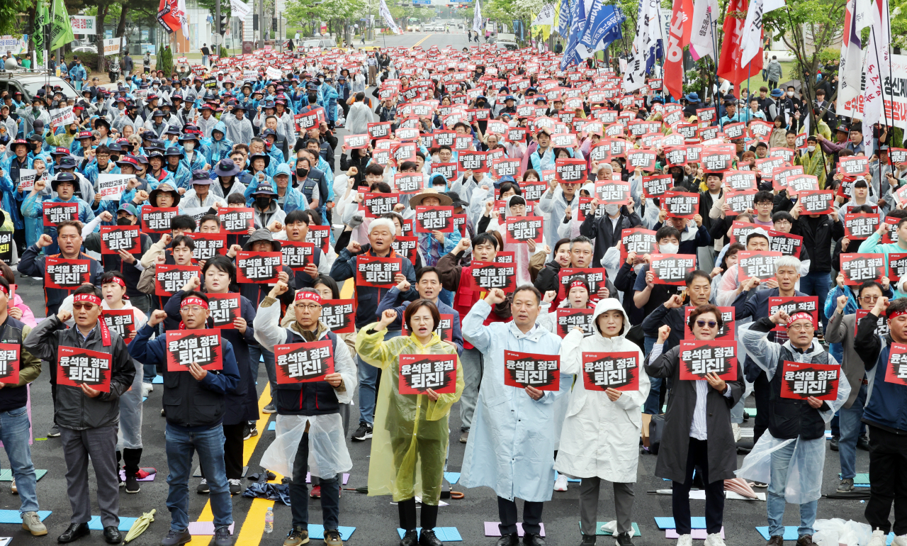 134주년 세계노동절인 1일 오전 광주시청 앞에서 민주노총 광주전남본부 조합원들이 결의대회를 열고 있다. [연합]