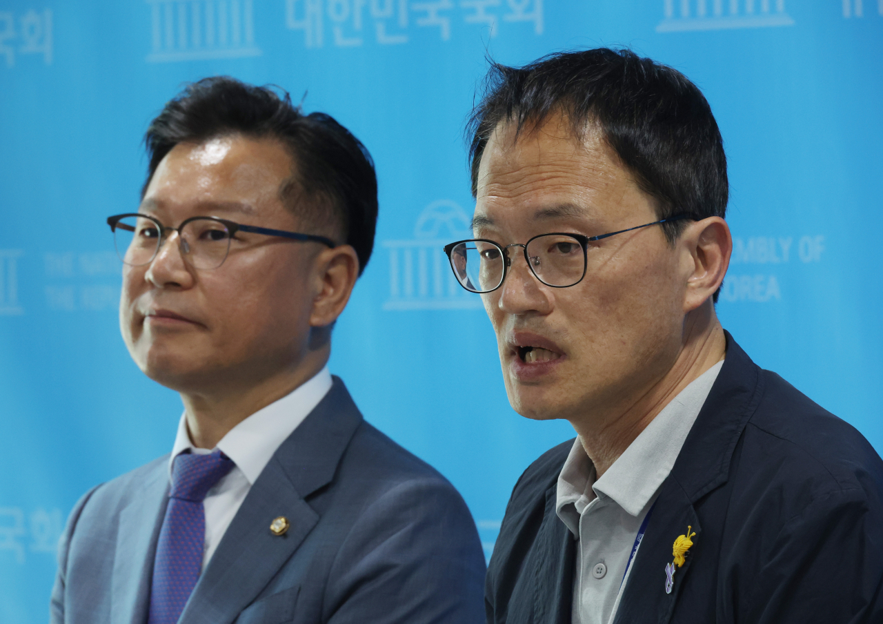이양수(왼쪽) 국민의힘, 박주민 더불어민주당 원내수석부대표가 1일 국회에서 이태원참사특별법 수정 합의사항을 발표한 뒤 기자들의 질문에 답하고 있다. [연합]