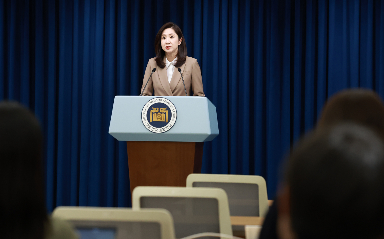 김수경 대통령실 대변인이 1일 서울 용산 대통령실 청사에서 여야의 이태원참사특별법 수정 합의 관련 브리핑을 하고 있다. [연합]