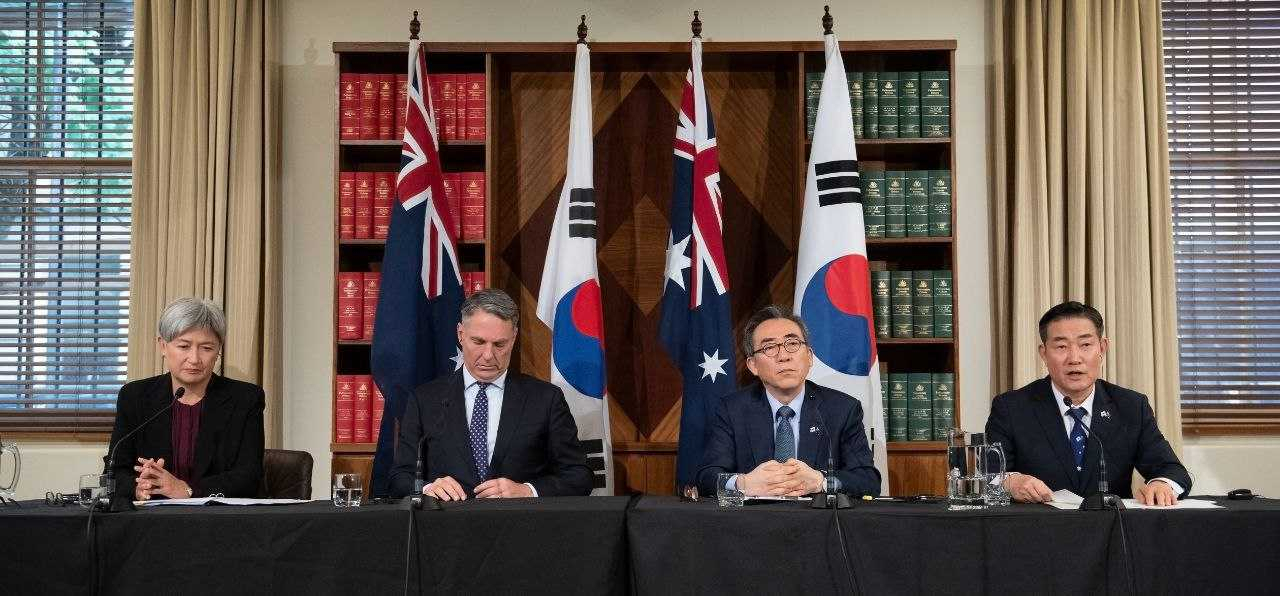 조태열(오른쪽 두 번째) 외교부 장관과 신원식 국방부 장관(오른쪽 첫 번째)이 한국과 호주의 외교·국방 2+2회의에 이어 공동기자회견을 갖고 있다. [국방부 제공]