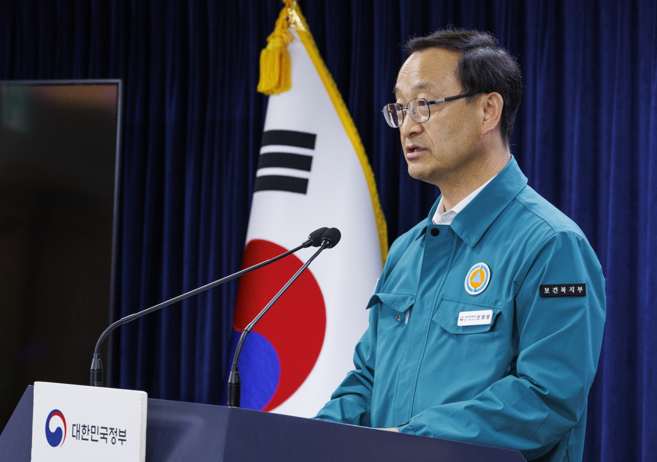 중앙재난안전대책본부 제1통제관인 전병왕 보건복지부 의료정책실장이 1일 오후 서울 종로구 정부서울청사에서 의사 집단행동 대응 중대본 회의 결과 브리핑을 하고 있다.[연합]