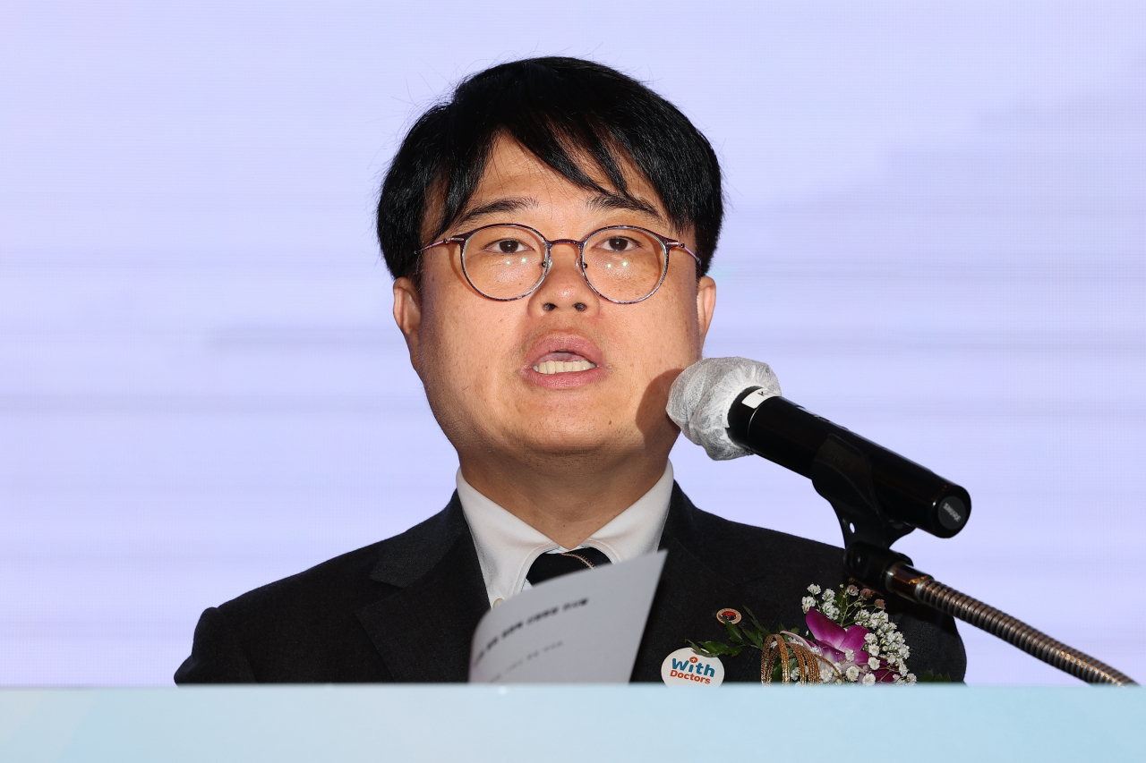 임현택 대한의사협회 회장이 앞서 서울 서초구 더케이호텔에서 열린 대한의사협회 제76차 정기대의원 총회에 참석해 당선인 인사를 하고 있다. [연합]