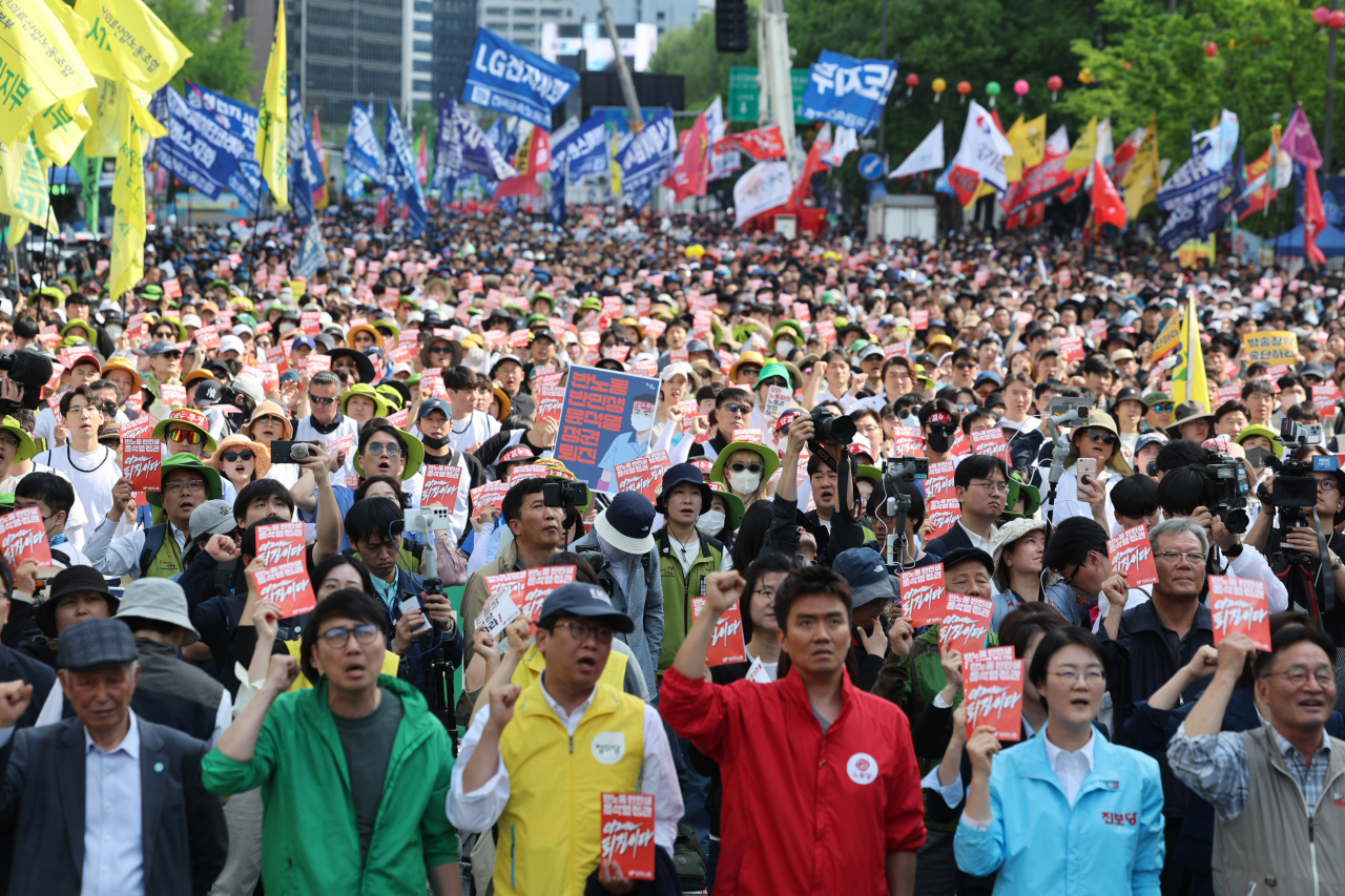 민주노총 노조원들이 1일 서울 종로구 광화문 일대에서 열린 2024 세계 노동절 대회에서 윤석열 정부 퇴진, 노동권 보장 등을 촉구하고 있다. [연합]