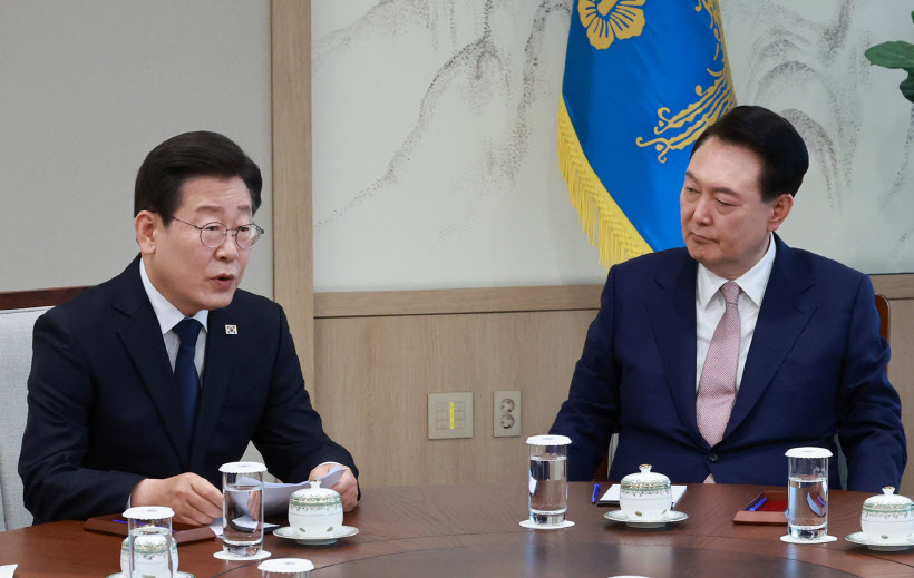 윤석열(오른쪽) 대통령이 29일 서울 용산 대통령실 집무실에서 열린 영수회담에서 이재명 더불어민주당 대표의 발언을 듣고 있다. [연합]