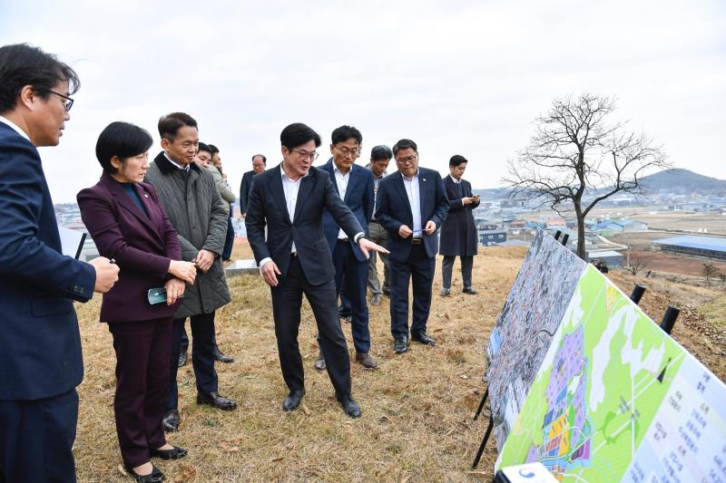지난해 11월 김병수 김포시장이 한화진 환경부 장관과 거물대리 일원 ‘김포 환경재생 혁신복합단지 조성사업’ 부지를 방문해 현장을 살피고 있다.