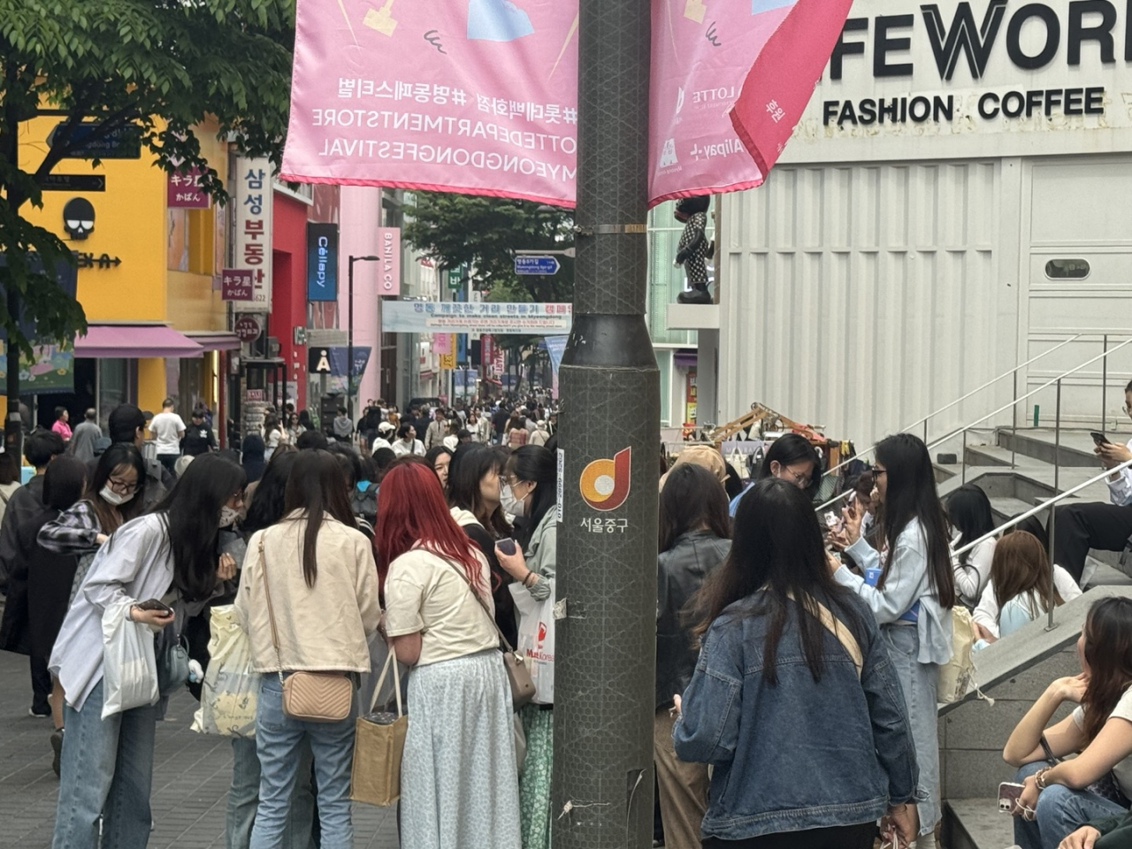 [르포] “5000만원 월세 1억으로 올려달래요” 텅텅 비었던 명동 상가 꽉 찼다 [부동산360]