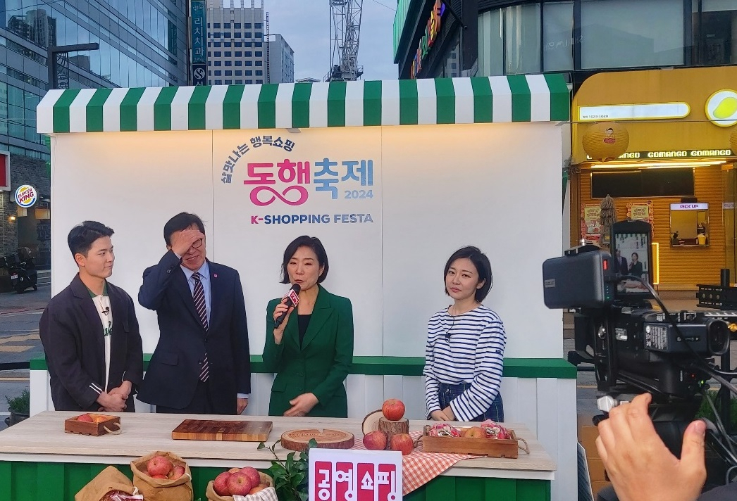 오영주(오른쪽 두번째) 중소벤처기업부 장관이 1일 부산 해운대에서 열린 2024 동행축제 개막식에 참여한 공영쇼핑의 라이브커머스 방송에 참여하고 있다. [헤럴드]