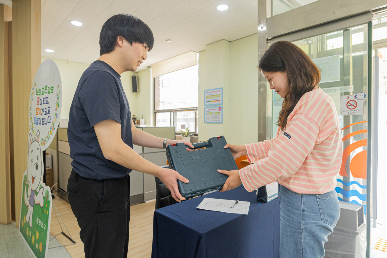 서울 양천구는 가정에서 필요한 생활 공구를 무료로 빌려주는 공구대여서비스를 이달부터 모든 동주민센터에서 시행한다고 2일 밝혔다.[양천구 제공]