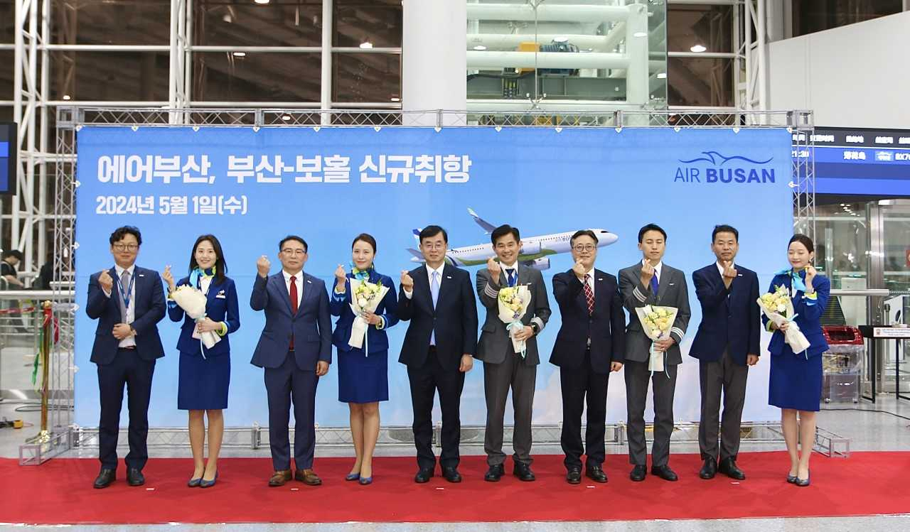 에어부산 두성국 대표(왼쪽에서 다섯번째)를 비롯한 임직원들이 '부산-보홀' 노선 신규 취항식에서 기념촬영을 하고 있다. [사진=에어부산]